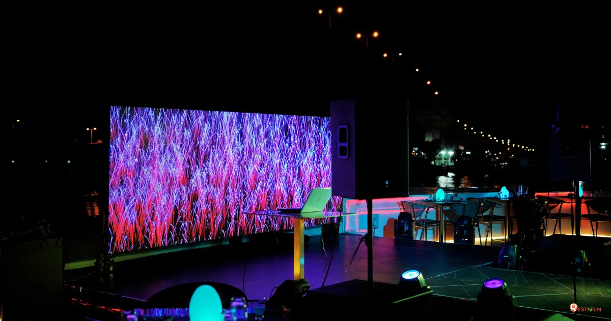 เวทีบนเรือสำราญเดอะ แพลนเน็ต ครูซ สวยงามมาก